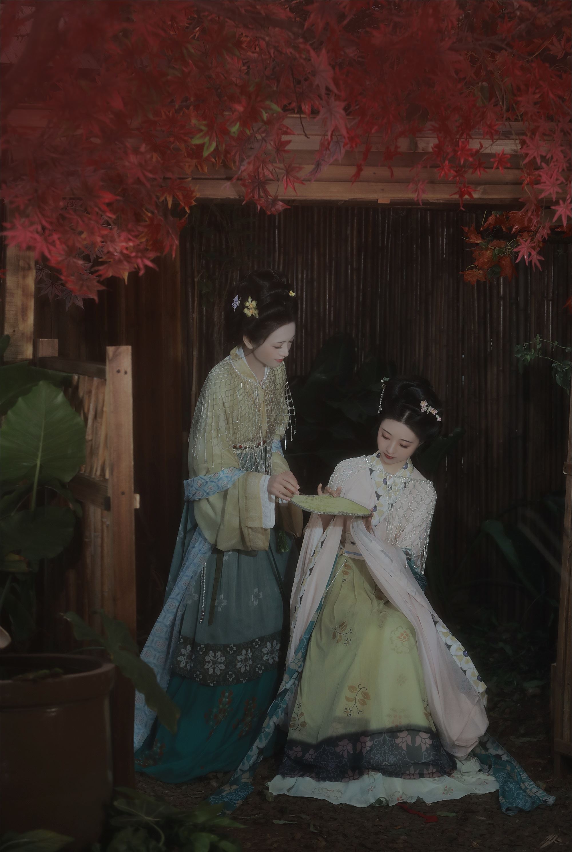 YITUYU艺图语 2025.02.06 眉目自成诗三百，鬓如春风裁 一固美撇捺